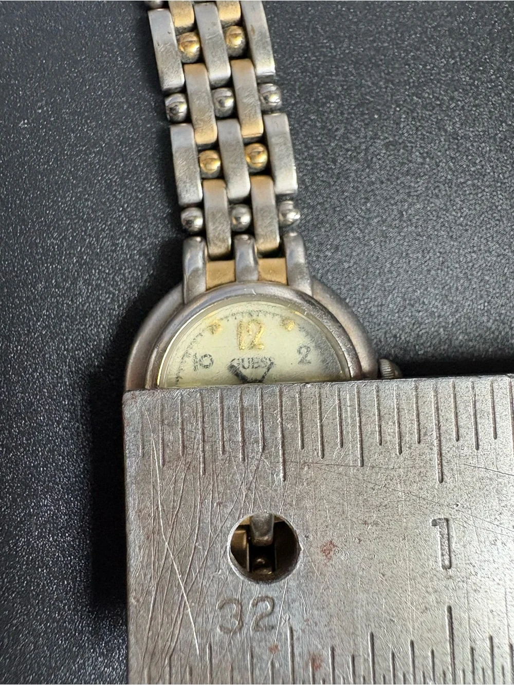 Guess compact round
